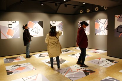 Persones a la sala de realitat virtual de l'exposició 'Espai Moja. Catalunya: Patrimoni Viu'
