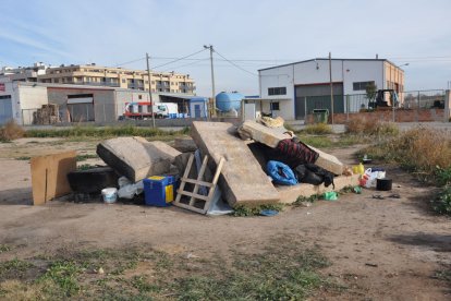 Cabana de peces de formigó també als afores d’Alcarràs, desembre del 2009.. - FRANCESC SERÉS