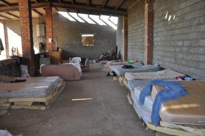 Dormitori improvisat, gimenells, agost del 2011. - FRANCESC SERÉS