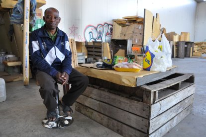 Salif, de Mali, a gimenells, octubre del 2012.. - FRANCESC SERÉS