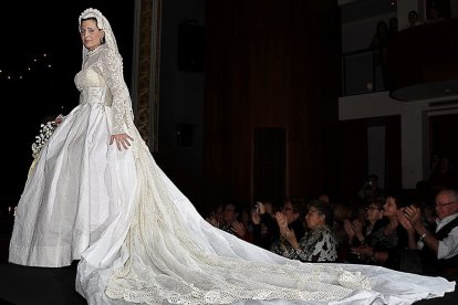 Elisa Llanes va desfilar amb el vestit guanyador de la primera edició del concurs el 1964. Dolors París va obtenir el primer premi el 1967. - MUSEU VESTITS DE PAPER