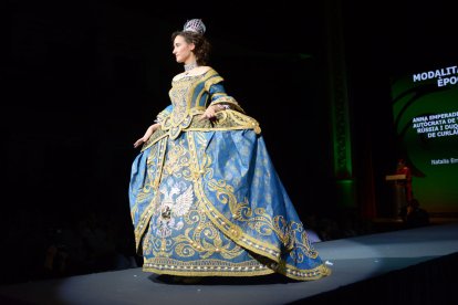 Elisa Llanes va desfilar amb el vestit guanyador de la primera edició del concurs el 1964. Dolors París va obtenir el primer premi el 1967. - MUSEU VESTITS DE PAPER