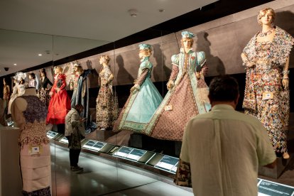 Elisa Llanes va desfilar amb el vestit guanyador de la primera edició del concurs el 1964. Dolors París va obtenir el primer premi el 1967. - MUSEU VESTITS DE PAPER