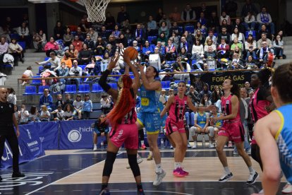 Ainhoa Gervasini intenta anotar davant la belga Maxuella Lisowa. - CYNTHIA SANS