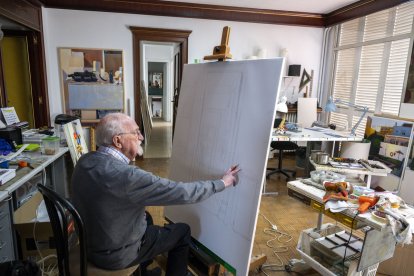 El pintor lleidatà treballant al seu estudi per fer realitat un quadre en què retrata un espai interior de la seua mateixa casa. - RAFA ARIÑO
