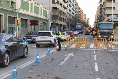El tall dels dos carrils de Príncep de Viana cap a plaça Europa va provocar llargues cues i retencions - JORDI ECHEVARRIA