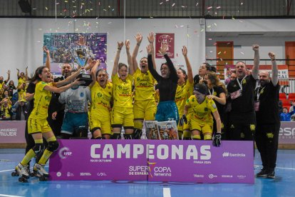 María Porta levanta junto a sus compañeras la Supercopa, el primer título de la historia del Vila-sana. Clara Liáñez
