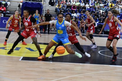 Baines intenta agafar la posició pressionada per Mawuli. - AGUSTÍ PEÑA