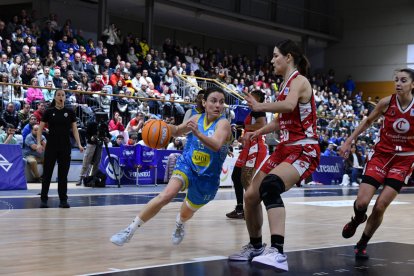 Baines intenta agafar la posició pressionada per Mawuli. - AGUSTÍ PEÑA