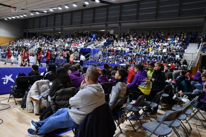 Baines intenta agafar la posició pressionada per Mawuli. - AGUSTÍ PEÑA