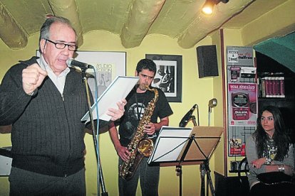 El poeta Joan Margarit y su hijo Carles al saxo, en el pub Antares. Año 2010
