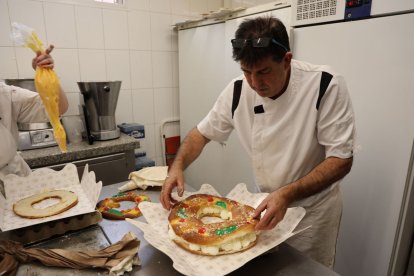 Elaboración ayer de los roscones en la Pastisseria Ribes de Torrefarrera