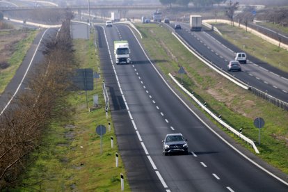 Carril de la A-2 en dirección a Barcelona en el tramo donde un camión se llevó la estructura del radar de tramo hace un año.