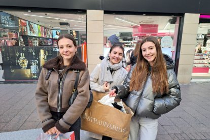 «Hem anat a passejar per l’Eix a veure quines ofertes trobàvem i hi ha bons descomptes. Fem compres online, però amb les botigues que hi ha a Lleida prefereixo anar-hi en persona per l’atenció i perquè així pots saber al moment si una peça et val o no». marta, nuria i ilenia. clientes de l’eix comercial.