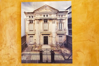 REFERENT. La lògia de Lleida exhibeix una imatge del temple de Santa Cruz de Tenerife, un referent de la maçoneria de l’Estat. - JORDI ECHEVARRIA