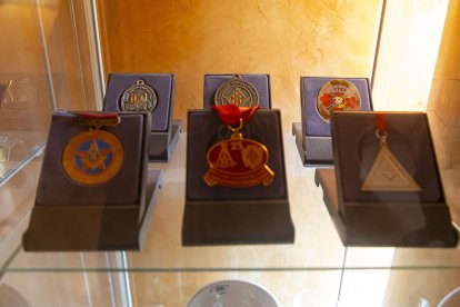 PRESERVAR. La maçoneria lleidatana conserva al seu lloc d’assemblea medalles de diverses lògies. - JORDI ECHEVARRIA 