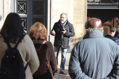 MESTRE. Josep Ramon Casas, mestre maçó, és l’encarregat de dirigir els participantsen el recorregut per la Lleida maçònica. - MAGDALENA ALTISENT