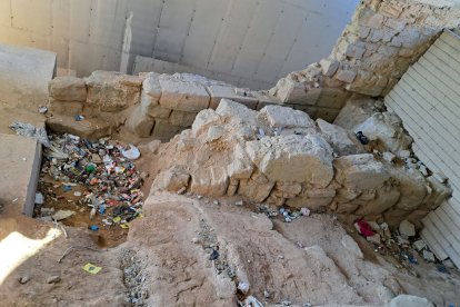 Los vestigios de las murallas romanas y árabes, llenas de basura. - SCD