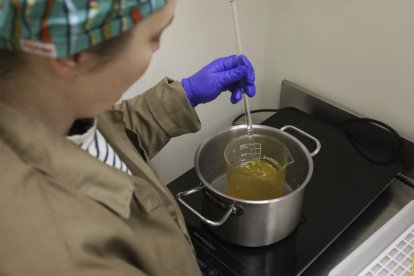 ELABORACIÓ. Les instal·lacions de l’obrador acullen diversos processos per fer els seus productes ecològics. A las imatge, Girabet treballa en l’elaboració d’un bàlsam.. - IGNASI GÓMEZ CABRERA