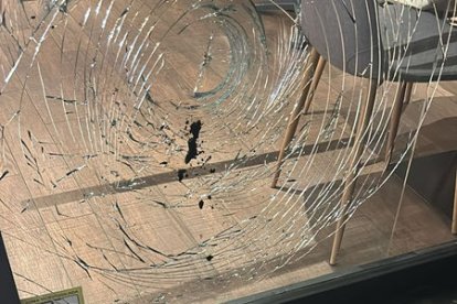 El vidre de la cafeteria va ser destrossat amb una tapa de claveguera.