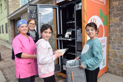La màquina expenedora d'aliments està instal·lada a l'exterior de l'escola perquè qualsevol persona que la necessiti la pugui utilitzar. - C.SANS