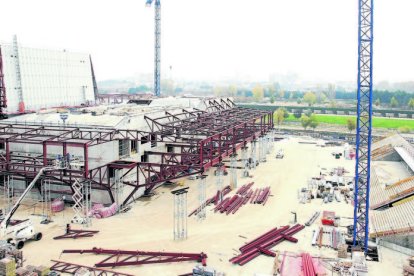 Montaje de la estructura metálica que permite que la base del edificio sea más estrecha que la parte superior. LLOTJA DE LLEIDA.