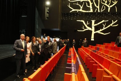 Los reyes Juan Carlos y Sofía recorrieron el interior de la Llotja guiados por el alcalde, Àngel Ros. ÒSCAR MIRÓN