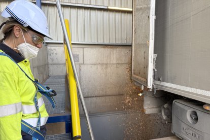 Una operaria trabajando en la caldera de biomasa de la papelera Alier de Rosselló