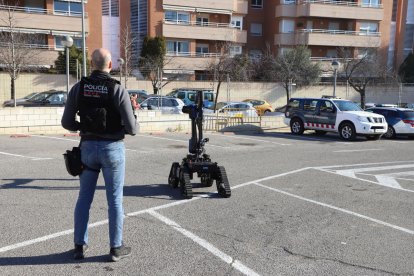 Un agent dels Tedax practica amb el nou robot a la comissaria de Lleida. - MAGDALENA ALTISENT
