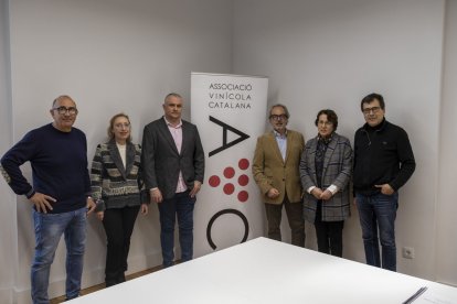 El jurat lleidatà dels premis Cartaví, reunit dimarts a la seu de l’IEI. - ROGER BARRAGAN
