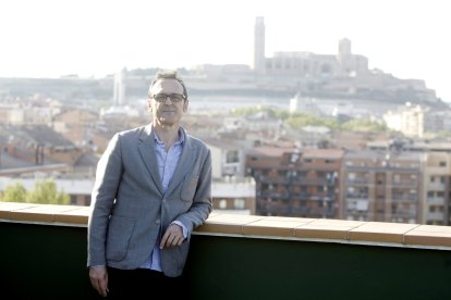 El compositor en la terraza del Condes con la Seu Vella como telón de fondo.