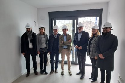 L’alcalde, representants de la promotora i regidors del PSC i Junts van visitar ahir les obres dels nous pisos dels Mangraners. - SCD