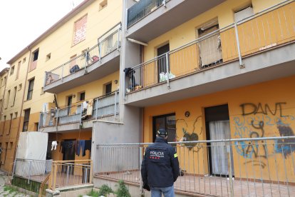 L’interior de l’immoble, deteriorat i amb alguns habitatges tapiats per evitar que els habitin. - MAGDALENA ALTISENT