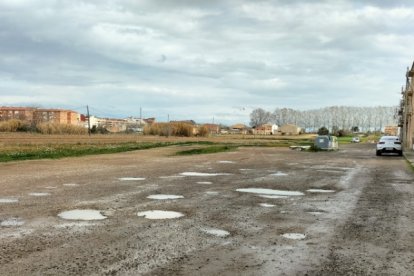 Els clots del carrer Lluís Millet de Mollerussa, que està sense asfaltar i amb problemes per circular. - E. FARNELL