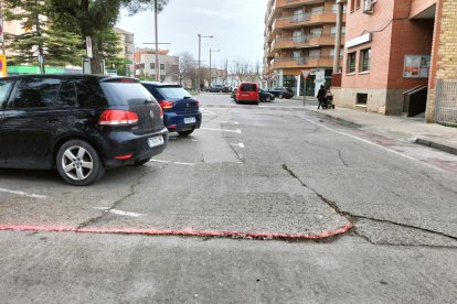 L’avinguda del Canal, amb esquerdes i desnivells pintats de roig. - E. FARNELL