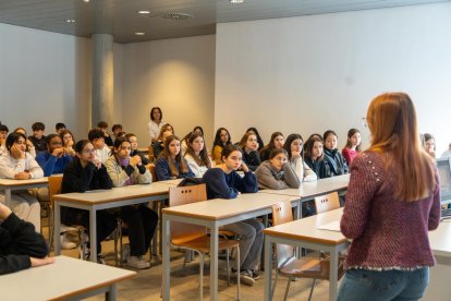 Col·loqui d’UGT sobre Isabel Vila, la primera sindicalista. El sindicat UGT-Terres de Lleida va celebrar ahir un col·loqui sobre la vida de Vila, la primera sindicalista catalana.