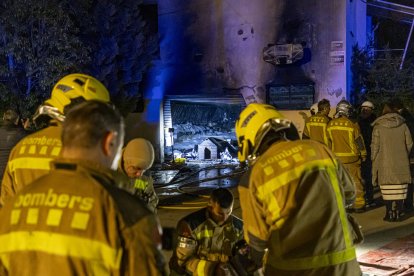 Els Bombers van sufocar les flames de la casa incendiada ahir a la nit a Lleida.