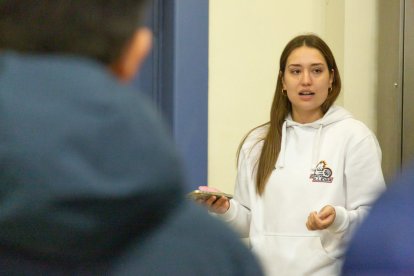 La psicòloga del Força Lleida, Noemí Bonet, durant la xarrada als pares aquest cap de setmana. - FORÇA LLEIDA