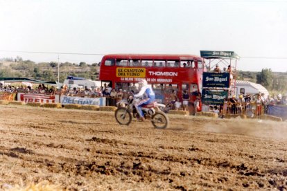 El bus, con la prensa adentro, en el circuito de motocross
