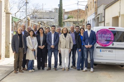 Autoritats dels micropobles participants i de la Diputació, ahir a Sarroca de Lleida. - JORDI ECHEVARRIA