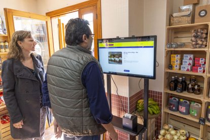 Els clients poden gestionar les compres amb una pantalla tàctil. - JORDI ECHEVARRIA