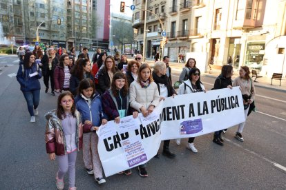 La protesta d’ahir a Lleida contra les retallades de línies a la pública. - AMADO FORROLLA