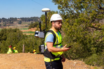 Un tècnic portant la motxilla equipada amb un escàner Lidar. - M. CODINAS