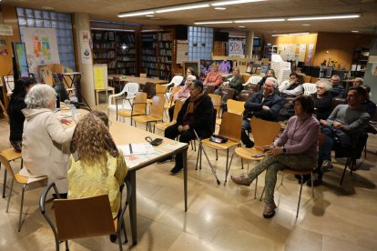La tinenta d’alcalde Carme Valls va presidir ahir la reunió informativa sobre els rebuts a Balàfia. - AMADO FORROLLA