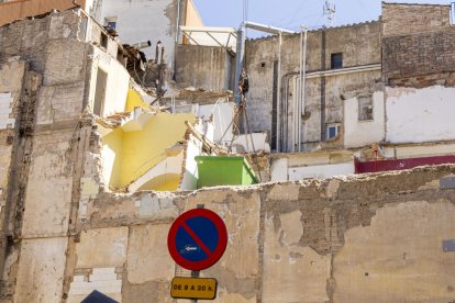La demolició ja es fa a la primera planta de la part davantera del número 3 del carrer del Nord. - JORDI ECHEVARRIA