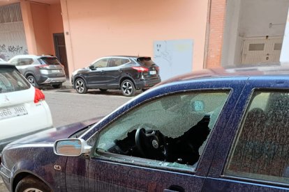 Imatge de dos vehicles amb llunes trencades. - LORENA D.