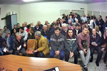L’alta afluència de públic va desbordar el local de la comunitat en l’assemblea convocada dimecres. - GERARD HOYAS