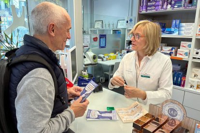 Un usuari informant-se sobre la recollida del kit per sotmetre’s a una prova. - ACN