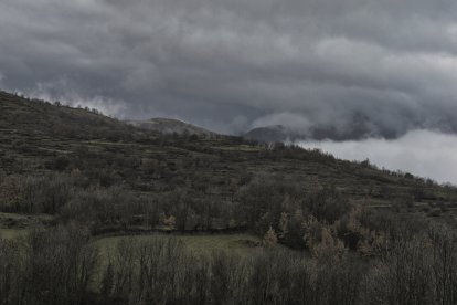 El viatge. Amb un cotxe ja una mica vell, el Pere i la Laia pugen junts des de Lleida fins al Pirineu.