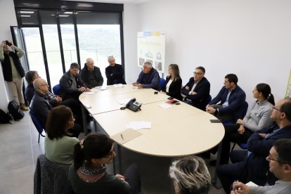 Un moment de la reunió a l'Albagés entre Govern, regants i representants del territori.